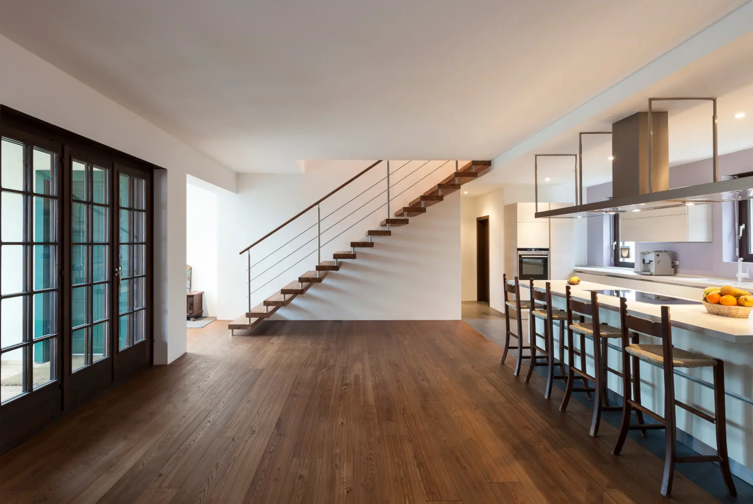 Schönes modernes Loft, Blick in die Küche