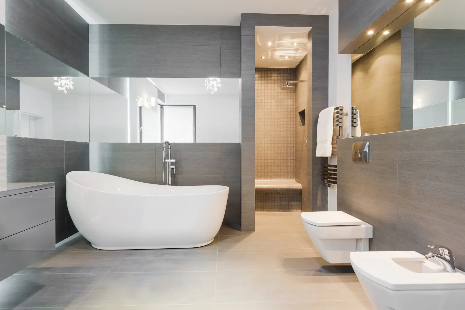 Freistehende Badewanne im modernen Badezimmer